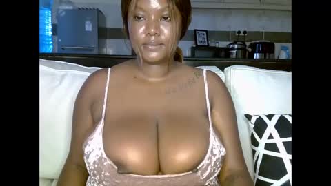 Snapshot of prettypearl_ chatting on February 14, 10:07 am pearl online show from February 14, 10:07 am
