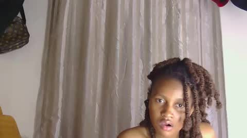 Snapshot of queen_leilani chatting on October 16, 8:33 pm queen_leilani online show from October 16, 8:33 pm