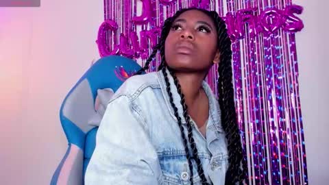 Snapshot of queen_perla_ chatting on October 19, 12:29 pm online show from October 19, 12:29 pm
