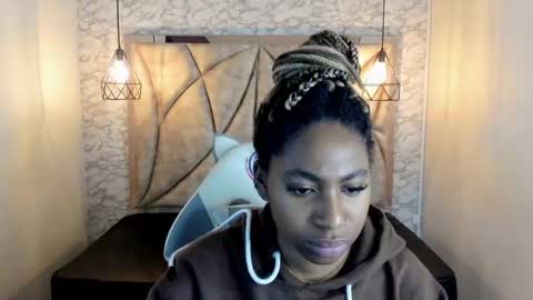Snapshot of queen_perla_ chatting on February 13, 12:00 pm online show from February 13, 12:00 pm