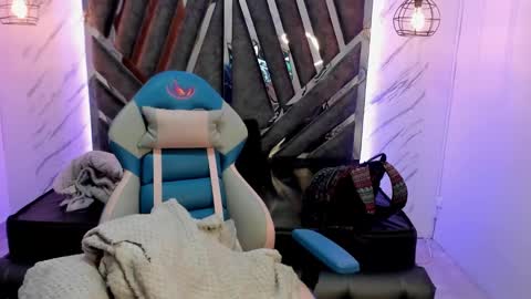Snapshot of queen_perla_ chatting on December 21, 11:44 am online show from December 21, 11:44 am