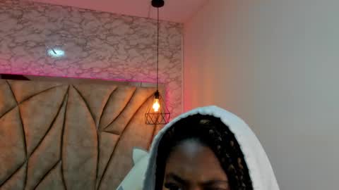 Snapshot of queen_perla_ chatting on January 20, 11:24 am online show from January 20, 11:24 am