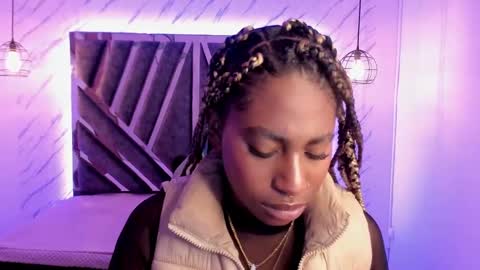 Snapshot of queen_perla_ chatting on December 22, 3:00 pm online show from December 22, 3:00 pm