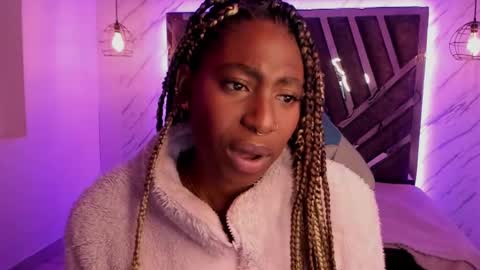 Snapshot of queen_perla_ chatting on December 20, 10:11 pm online show from December 20, 10:11 pm