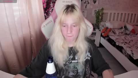 Snapshot of rapunzel_cute chatting on October 17, 1:36 pm Rapunzel online show from October 17, 1:36 pm