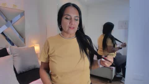 Raquel Moore  online show from December 2, 4:42 pm