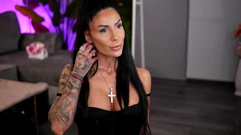 Raquelle online show from April 6, 8:37 am