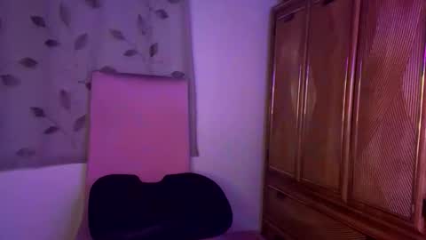 Raye Millian online show from May 27, 1:57 am