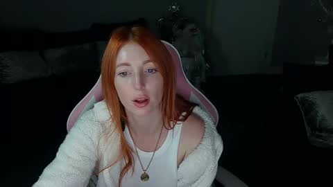 Snapshot of red_firesquirt chatting on December 12, 2:33 pm Red -  online show from December 12, 2:33 pm