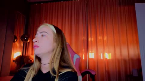 reina cummings online show from November 1, 7:01 am