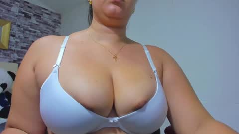 reina_loren online show from December 26, 9:58 pm