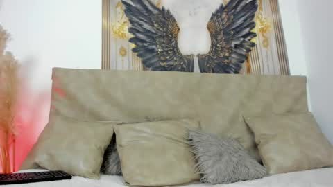 Snapshot of remy_flux chatting on March 4, 12:07 am Laura online show from March 4, 12:07 am
