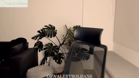 Snapshot of roldansvalery chatting on February 27, 2:21 am Valery Roldans online show from February 27, 2:21 am