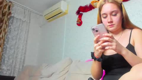 rosalina1690 online show from December 21, 9:25 pm