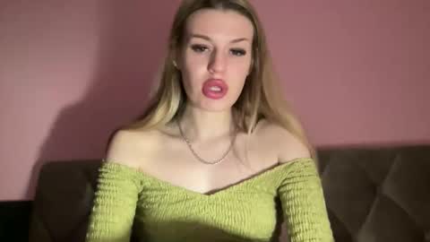 Snapshot of rosaline_ly chatting on October 18, 8:43 pm Rosalina online show from October 18, 8:43 pm