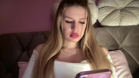 Snapshot of rosaline_ly chatting on October 5, 7:41 pm Rosalina online show from October 5, 7:41 pm