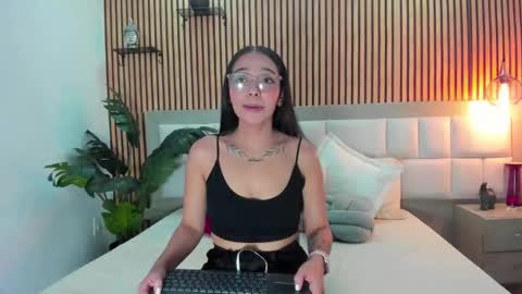 roseaurora online show from December 22, 1:03 pm