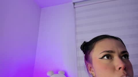 Snapshot of rosse_amyy chatting on February 8, 11:12 am online show from February 8, 11:12 am