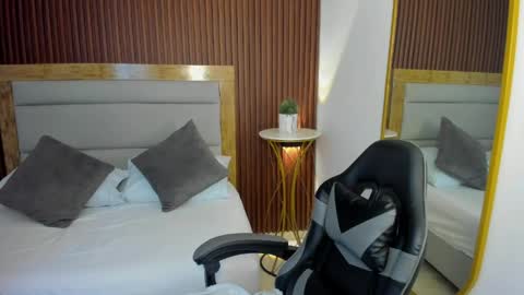 rossie_lanie_ online show from April 11, 7:39 pm