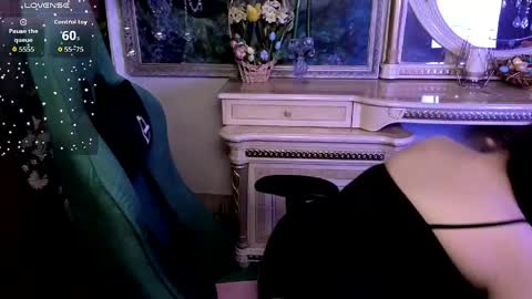 rouzfarrelll online show from April 5, 1:32 pm