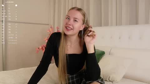Snapshot of roxanelan chatting on October 6, 11:38 am Anna Lokiss online show from October 6, 11:38 am