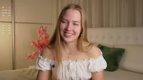 Snapshot of roxanelan chatting on October 8, 12:20 pm Anna Lokiss online show from October 8, 12:20 pm