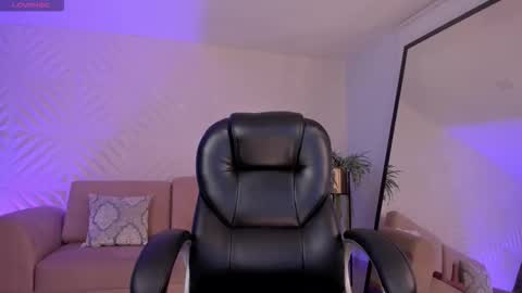 Roxanne Hill  online show from November 23, 5:58 pm