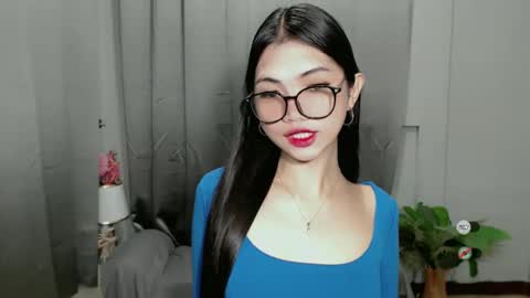 Snapshot of roxie_fuckdoll chatting on February 12, 8:27 am Roxie online show from February 12, 8:27 am