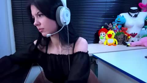 Snapshot of roxiepiurkowski chatting on October 17, 1:36 pm Hana online show from October 17, 1:36 pm