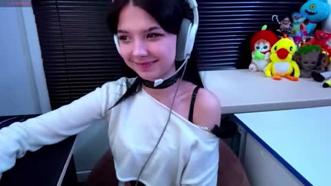 Snapshot of roxiepiurkowski chatting on October 19, 1:57 pm Hana online show from October 19, 1:57 pm