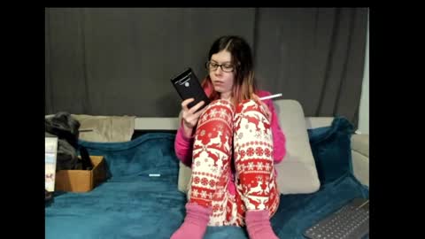 Snapshot of roxihazeleyes chatting on January 17, 12:42 pm roxihazeleyes online show from January 17, 12:42 pm