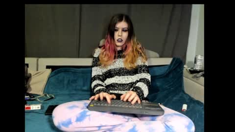 Snapshot of roxihazeleyes chatting on January 22, 6:20 pm roxihazeleyes online show from January 22, 6:20 pm