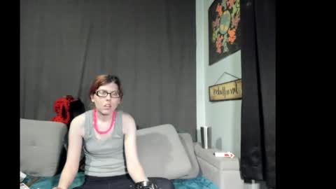 Snapshot of roxihazeleyes chatting on October 13, 12:35 am roxihazeleyes online show from October 13, 12:35 am