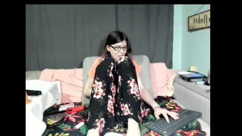 Snapshot of roxihazeleyes chatting on January 31, 2:28 pm roxihazeleyes online show from January 31, 2:28 pm