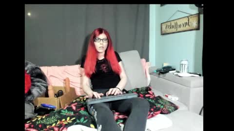 Snapshot of roxihazeleyes chatting on February 9, 1:34 am roxihazeleyes online show from February 9, 1:34 am