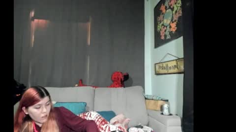 Snapshot of roxihazeleyes chatting on September 27, 10:17 pm roxihazeleyes online show from September 27, 10:17 pm