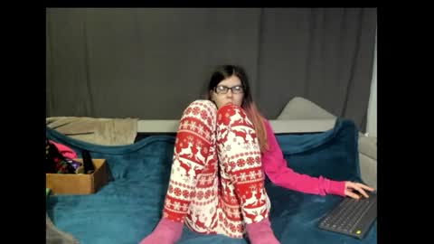 Snapshot of roxihazeleyes chatting on January 17, 1:57 am roxihazeleyes online show from January 17, 1:57 am