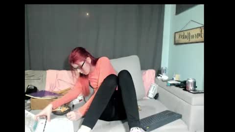 Snapshot of roxihazeleyes chatting on February 24, 1:11 am roxihazeleyes online show from February 24, 1:11 am