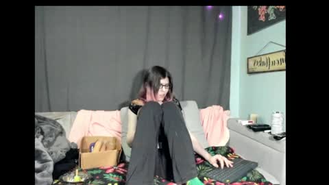 Snapshot of roxihazeleyes chatting on February 5, 1:26 am roxihazeleyes online show from February 5, 1:26 am