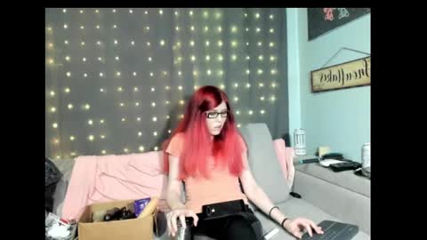 Snapshot of roxihazeleyes chatting on February 13, 1:19 am roxihazeleyes online show from February 13, 1:19 am