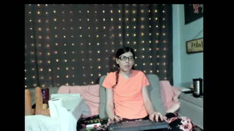 Snapshot of roxihazeleyes chatting on January 31, 12:50 am roxihazeleyes online show from January 31, 12:50 am