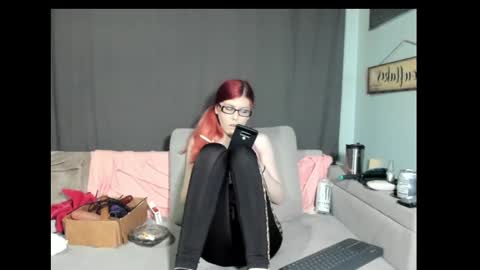 Snapshot of roxihazeleyes chatting on March 2, 6:37 am roxihazeleyes online show from March 2, 6:37 am