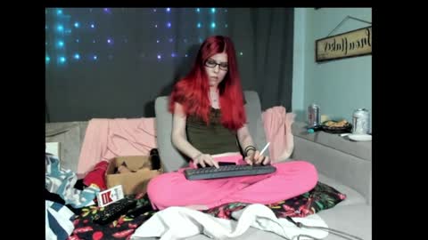 Snapshot of roxihazeleyes chatting on February 7, 6:45 pm roxihazeleyes online show from February 7, 6:45 pm
