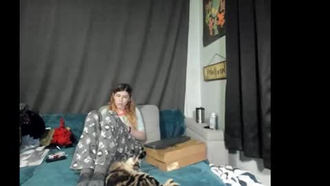 roxihazeleyes online show from December 3, 5:43 am