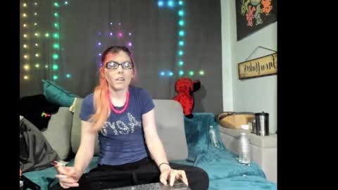 Snapshot of roxihazeleyes chatting on September 13, 9:06 am roxihazeleyes online show from September 13, 9:06 am
