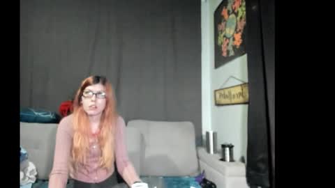 Snapshot of roxihazeleyes chatting on October 16, 5:59 pm roxihazeleyes online show from October 16, 5:59 pm
