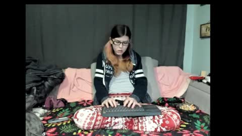 Snapshot of roxihazeleyes chatting on January 29, 3:26 pm roxihazeleyes online show from January 29, 3:26 pm