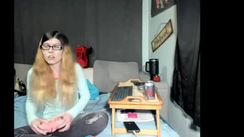 roxihazeleyes online show from April 21, 1:42 am