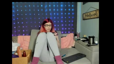 Snapshot of roxihazeleyes chatting on February 28, 1:26 am roxihazeleyes online show from February 28, 1:26 am