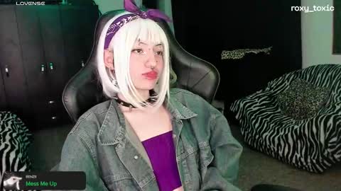Snapshot of roxy_toxic chatting on October 8, 1:43 am Roxy Independient model Help me to reach 50 thumbs up online show from October 8, 1:43 am
